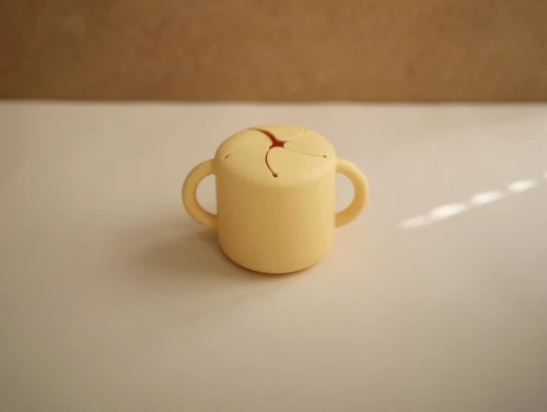 Mushie pale daffodil snack kop